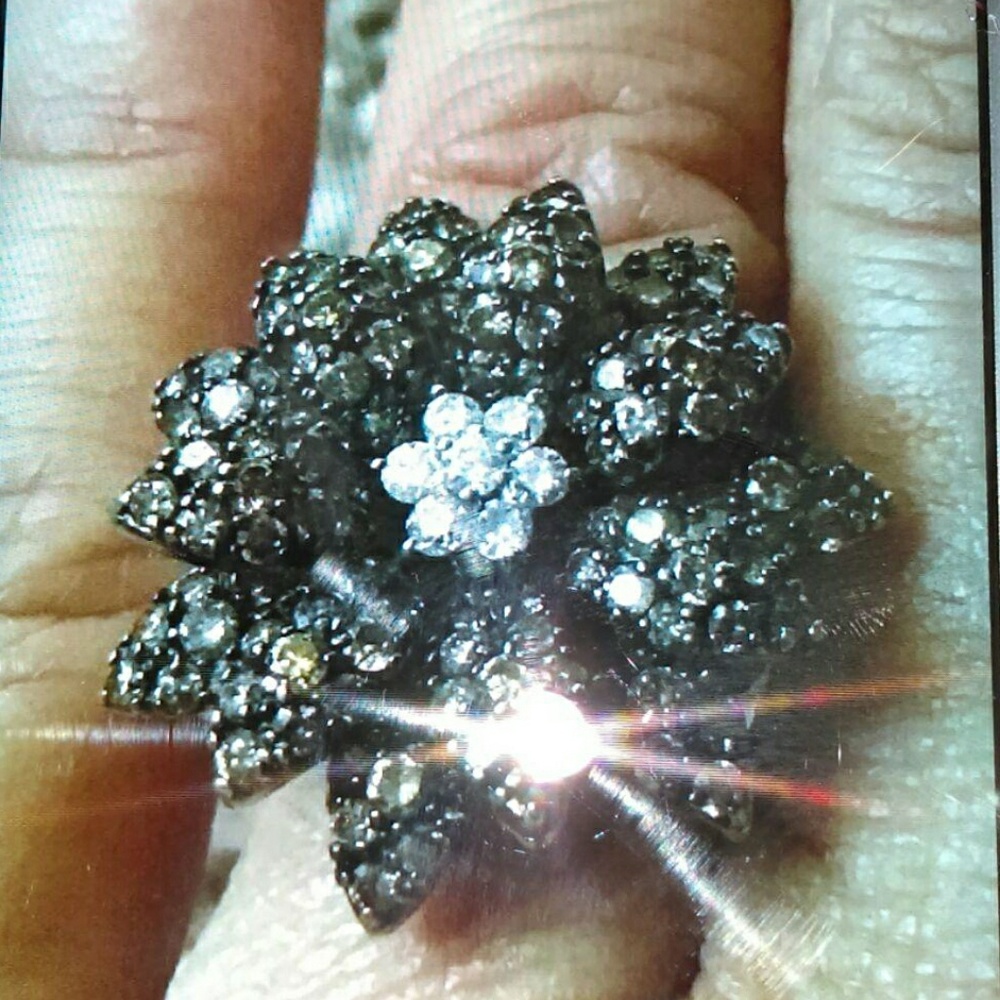 Stunning Diamond Daisy Flower Ring